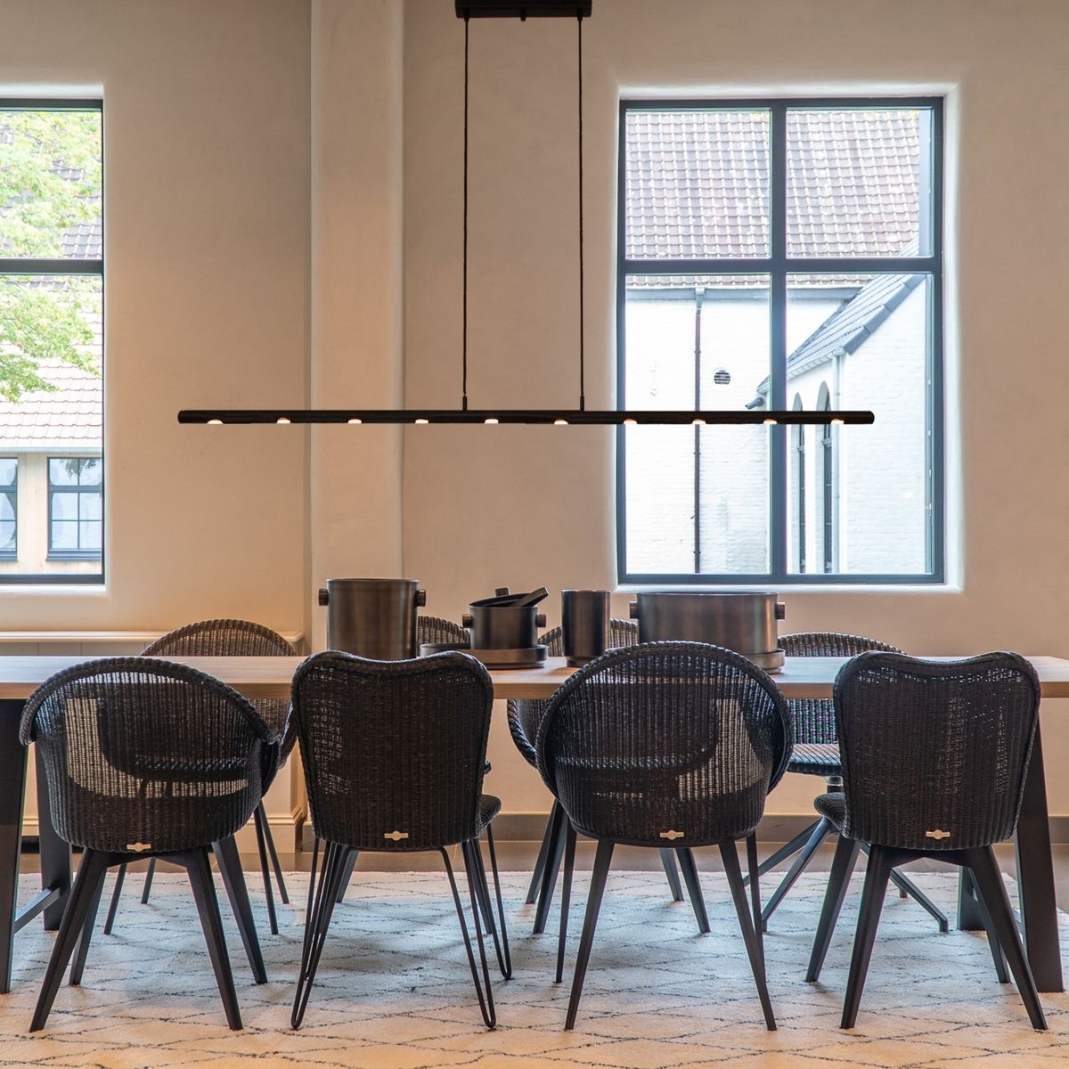 Menzel Anteo LED Hängeleuchte 160cm, Farbe nach Wahl, für Tische über 200cm Menzel Anteo LED Hängeleuchte 160cm, Farbe nach Wahl, für Tische über 200cm