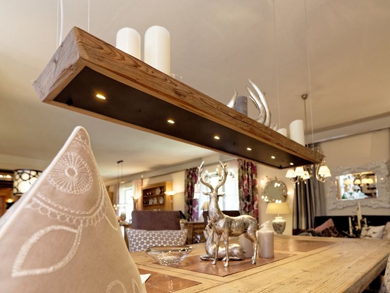 Menzel DECO Plattform grosser Esstisch LED Hängeleuchte Holz nach Wahl 180cm für Tische über 240cm Länge Licht nach oben und unten für das Landhaus