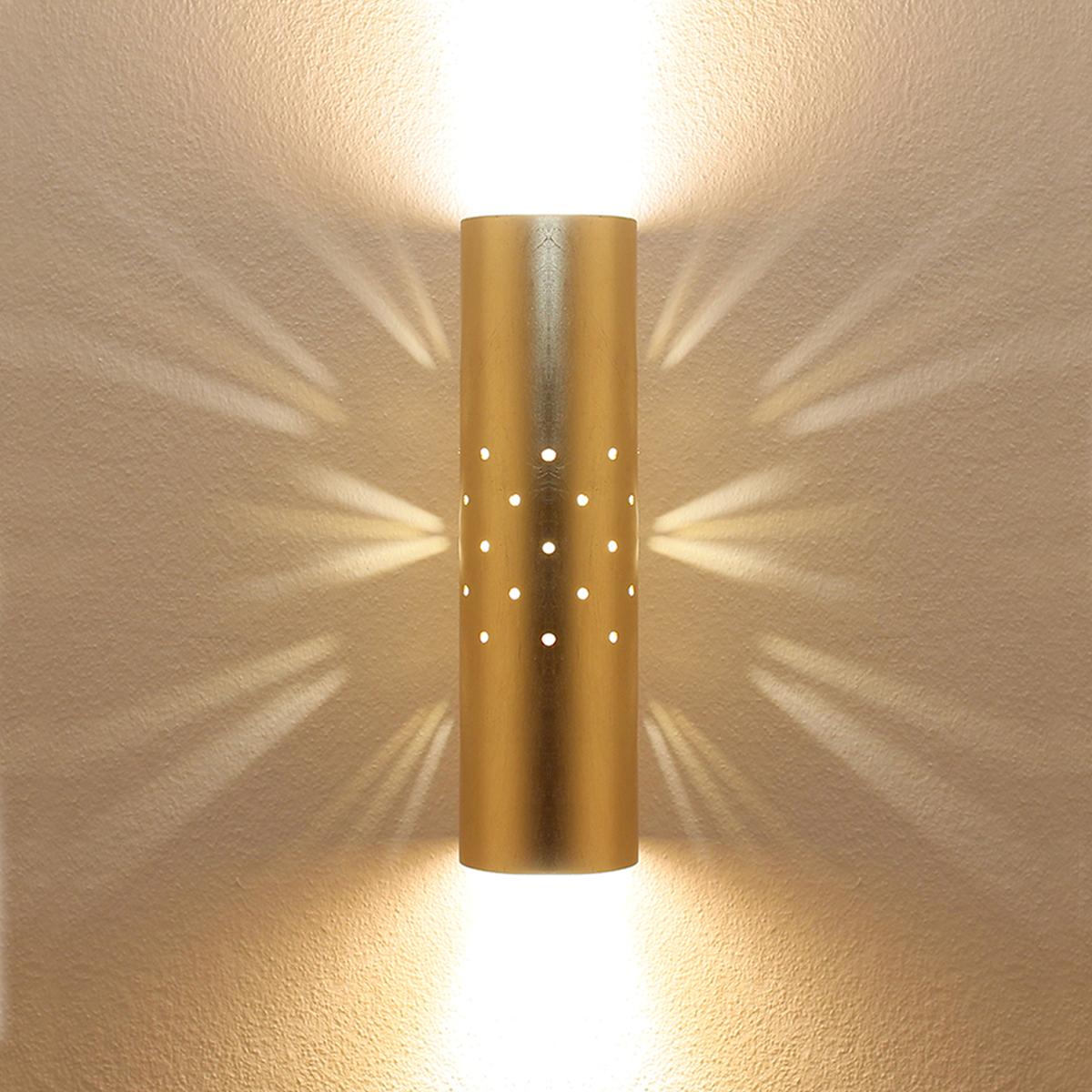 Solo Wandleuchte E27 up & down mit schönem Lichtbild durch die Löcher im Mantel Blattgold für das exclusive Landhaus