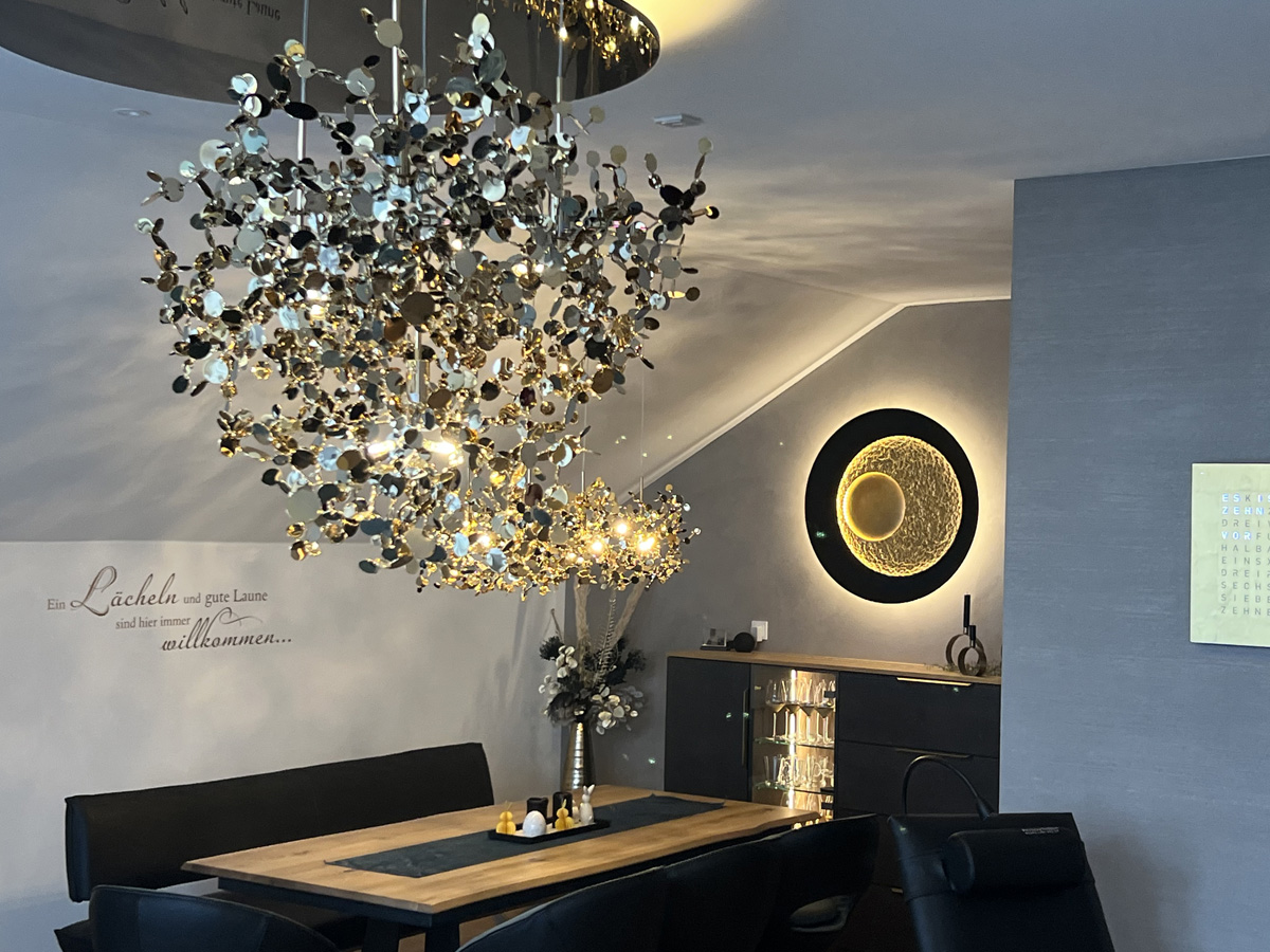 Exklusives Wohnzimmer mit Terzani Kronen beleuchtet