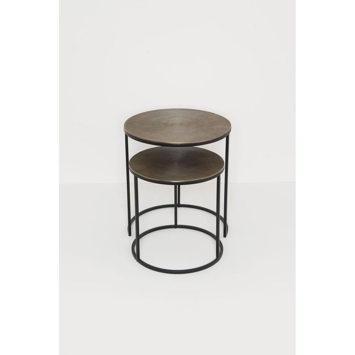 Beistelltischset zweiteilig, rund, Hauptmaterial Aluminium goldfarben, Rahmen Eisen in schwarz, kleiner Tisch: H=42cm, Ø=41cm, großer Tisch: H=52cm Beistelltischset zweiteilig, rund, Hauptmaterial Aluminium goldfarben, Rahmen Eisen in schwarz, kleiner Tisch: H=42cm, Ø=41cm, großer Tisch: H=52cm