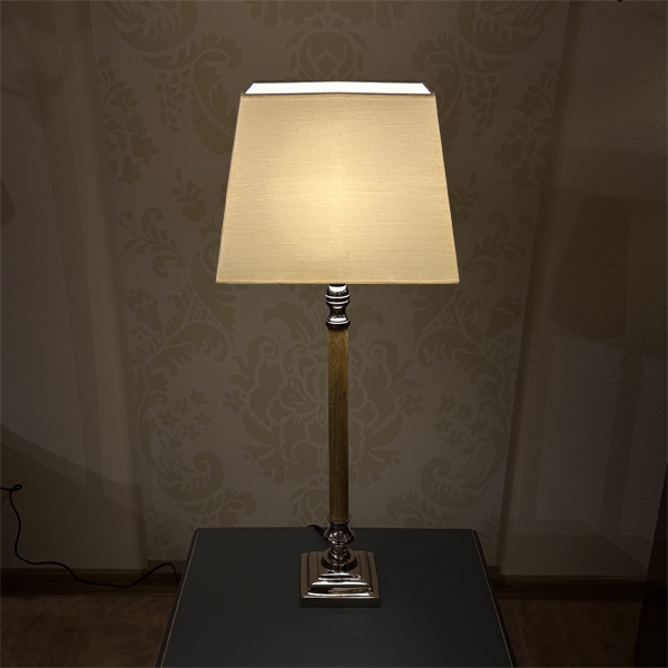 Menzel Aurelia 48, runder Sockel, Chrom / Holz Stab mittel braun, Schirm quad, Strichlack Farbe nach Wahl